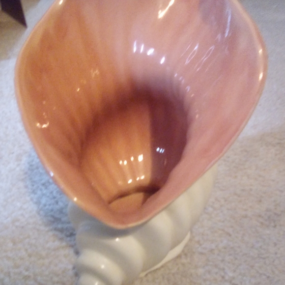 Catalina Other - Catalina pottery Conch shell peach/cream vase